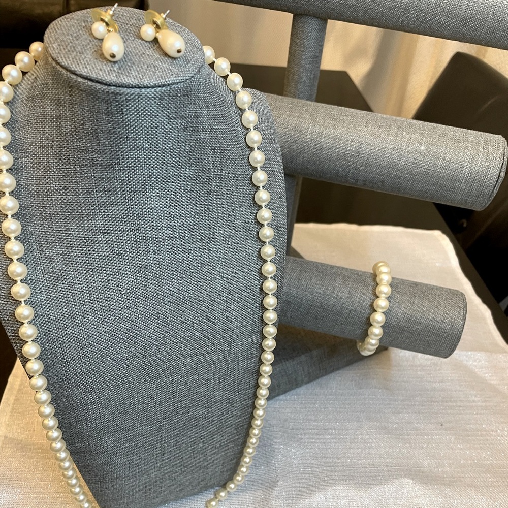Fashion Pearl necklace, bracelet, and earring set